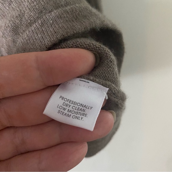 Cashmere v neck sweater - Picture 4 of 5